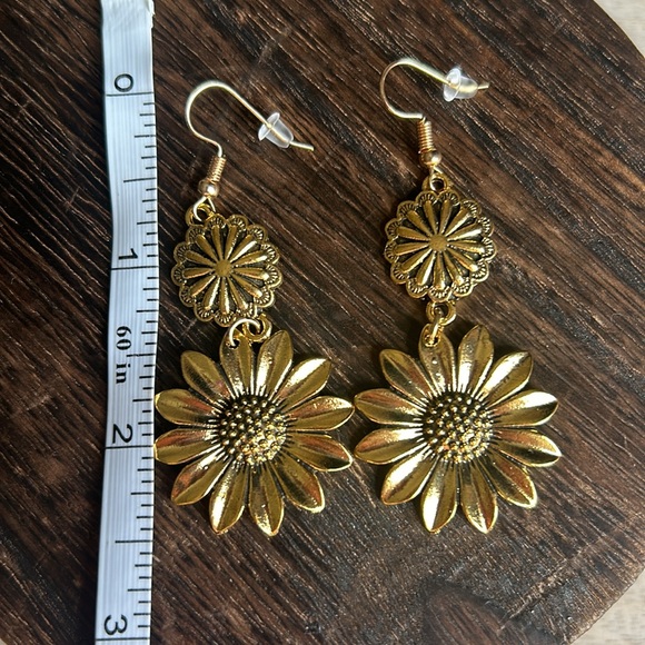 Vintage Sunflower Design Dangle Pierced
Earrings Gold Tone Zinc Alloy NWOT - Picture 5 of 10